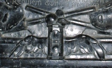 Schnappauf-Epitaph: Flügel und Schwerter