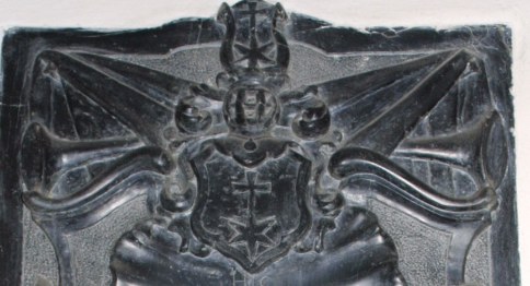 Schnappauf-Epitaph: Wappen, Helmzier u. Helmdecke